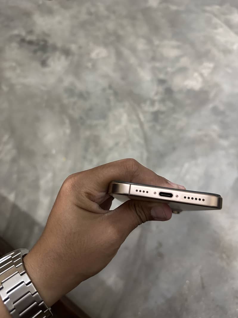 Apple iPhone 16 Pro Max 7