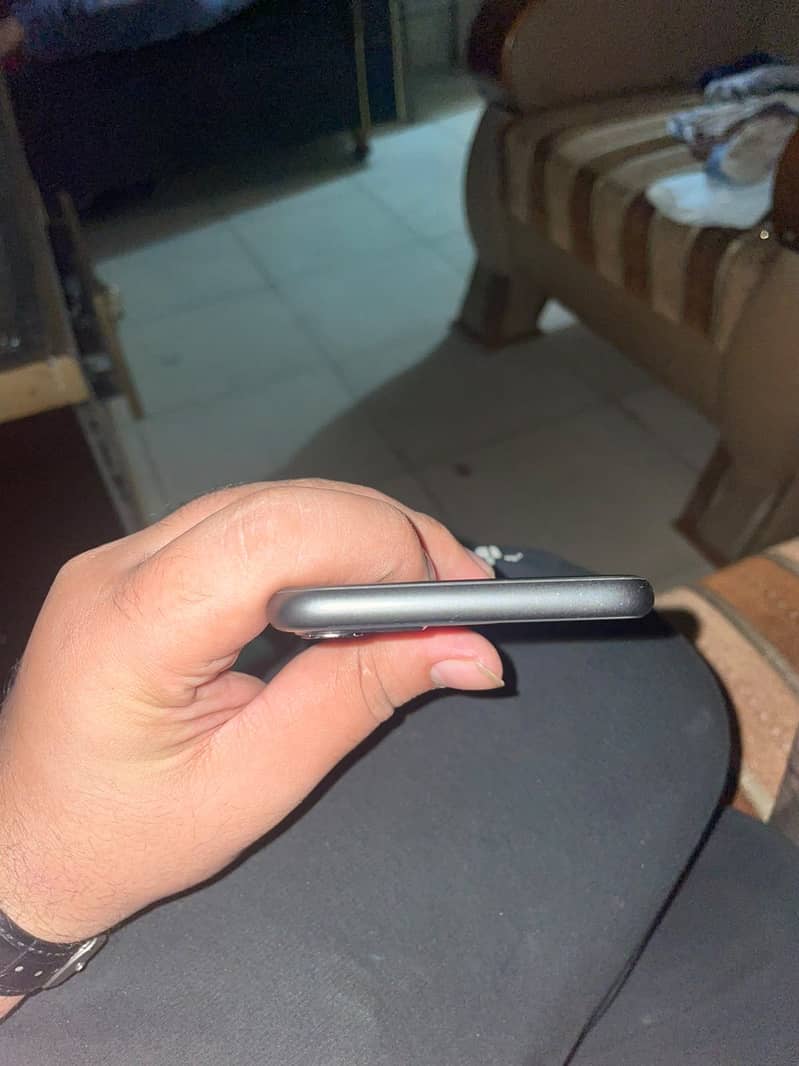 Apple iPhone 11 4