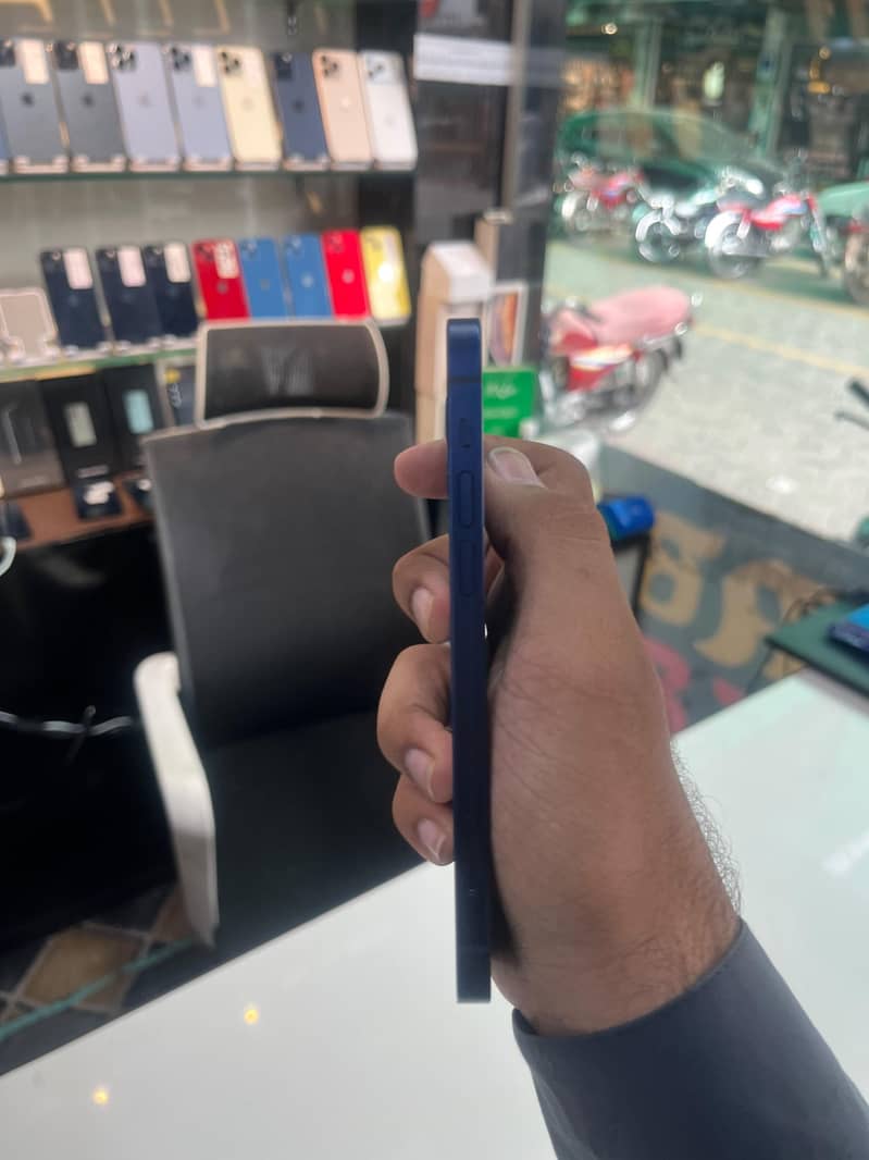 Apple iPhone 12 4