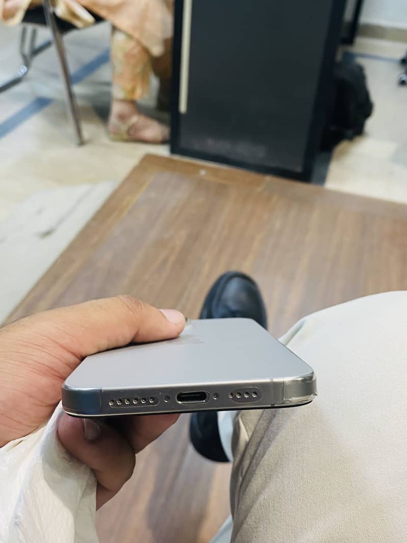 Apple iPhone 15 Pro Max 6