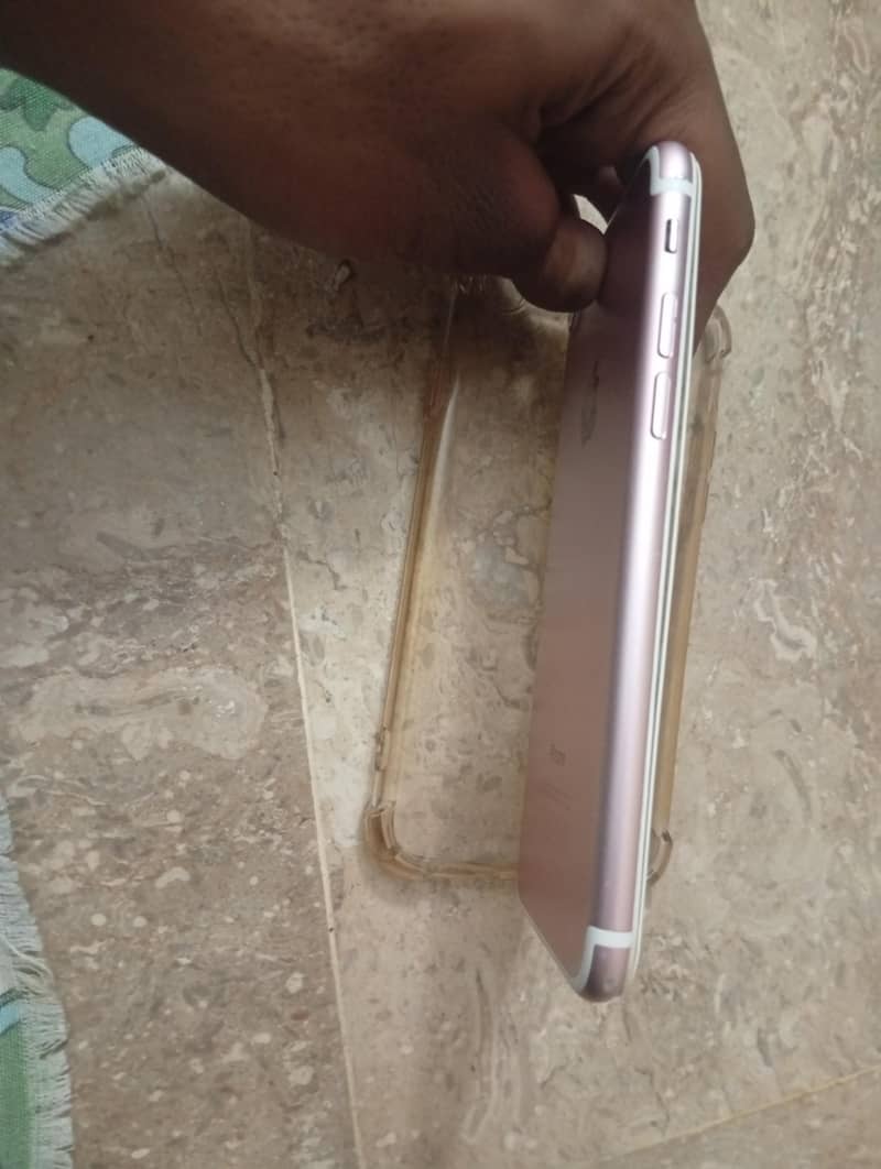 Apple iPhone 7 1
