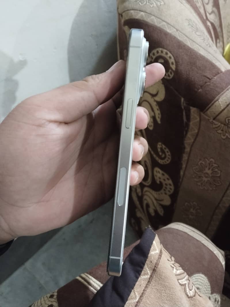 Apple iPhone 15 Pro Max 2