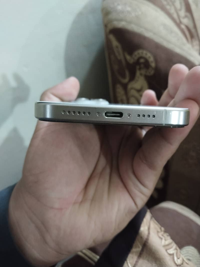 Apple iPhone 15 Pro Max 4