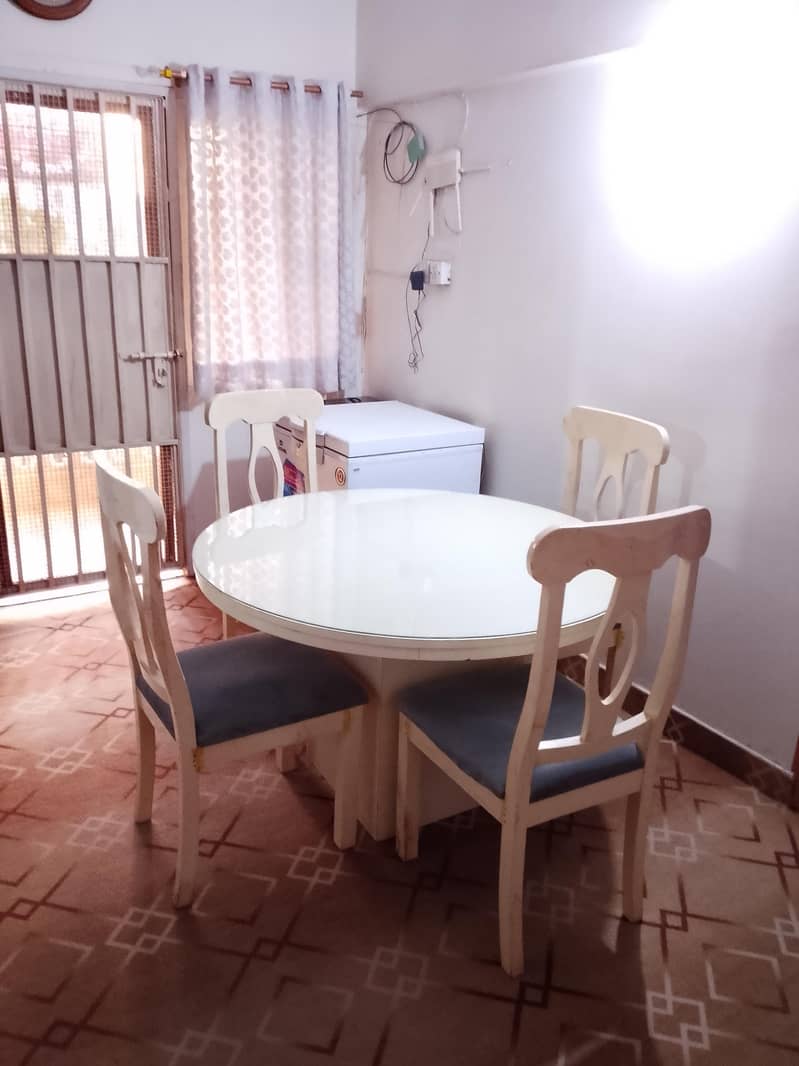 Four chairs round dining table 0