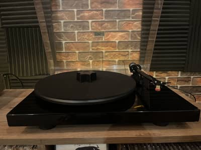 Pro-Ject Debut Carbon DC Turntable fully working