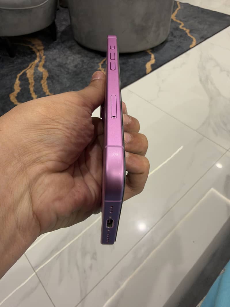 Apple iPhone 16 8