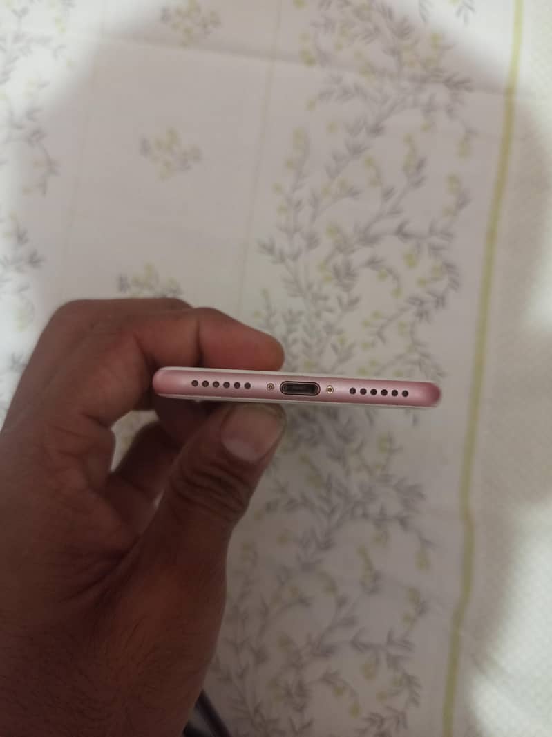 iPhone 7 4