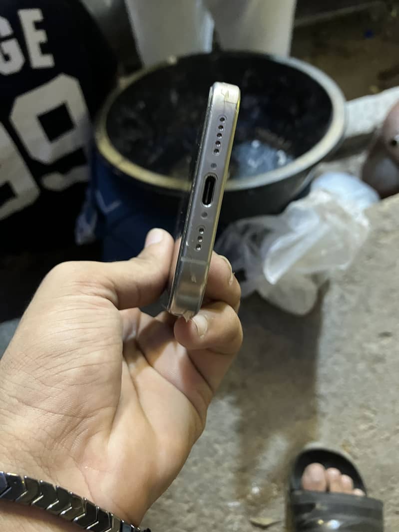 Apple iPhone 15 Pro 4