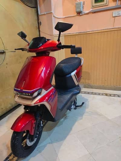 United smart pro 800 watt electric scooty