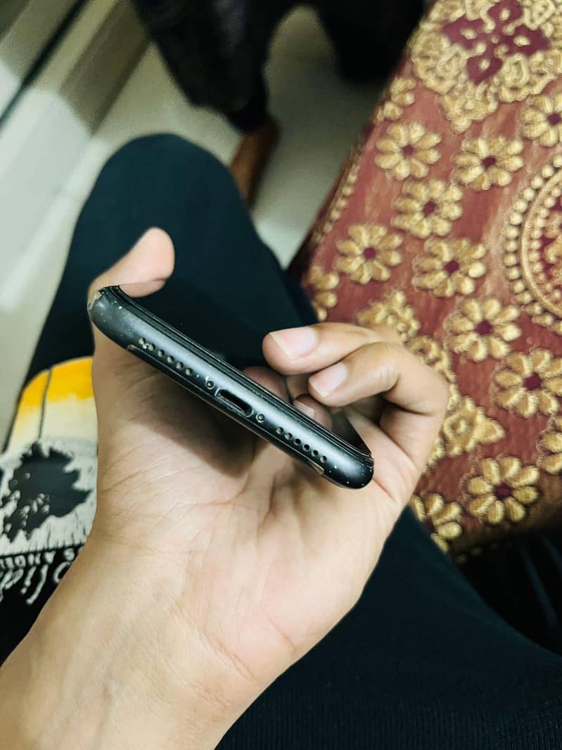 Apple iPhone 11 4