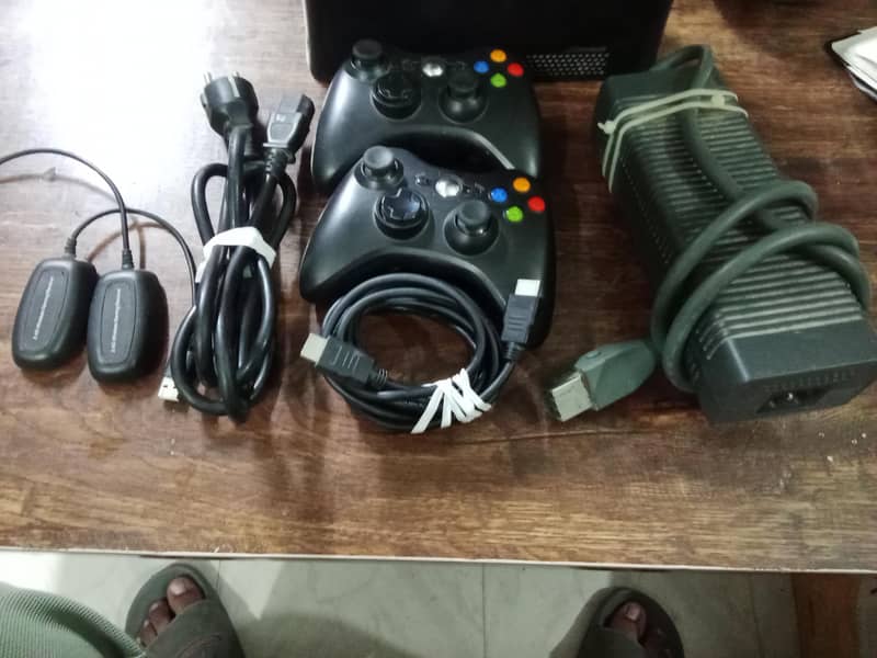 Xbox 360 with two wireless controller with Kinect sensor 4