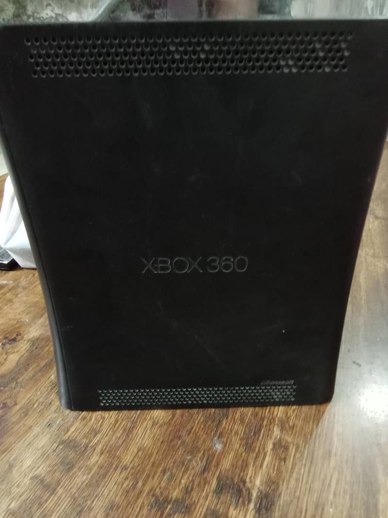 Xbox 360 with two wireless controller with Kinect sensor 7