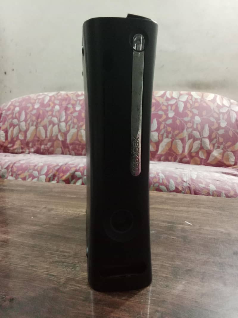 Xbox 360 with two wireless controller with Kinect sensor 9