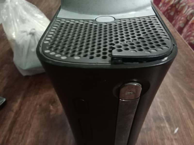 Xbox 360 with two wireless controller with Kinect sensor 10