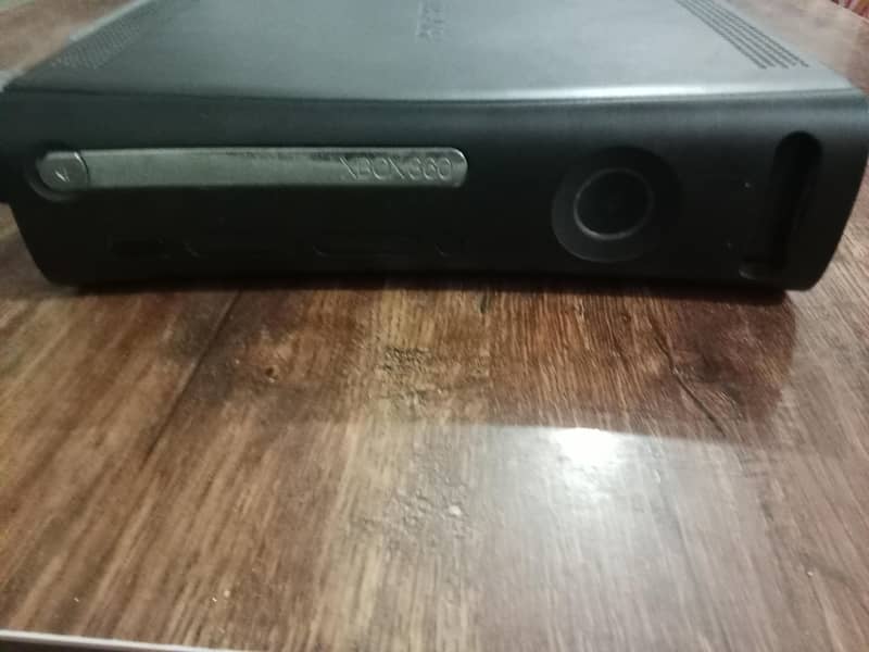 Xbox 360 with two wireless controller with Kinect sensor 13