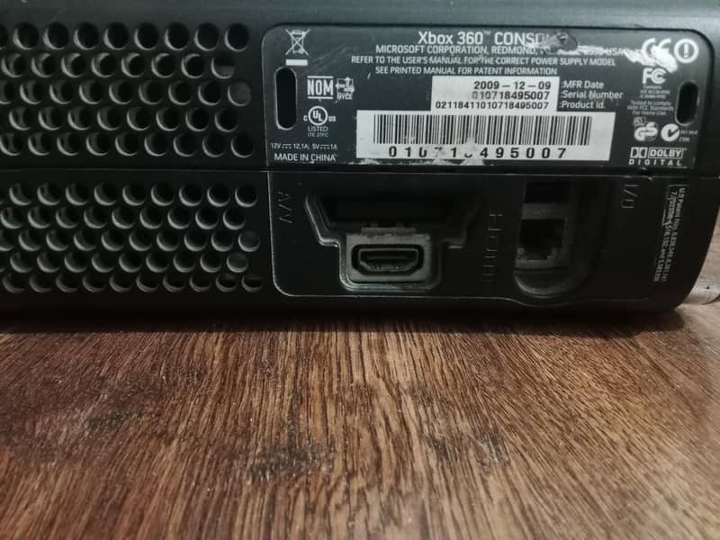 Xbox 360 with two wireless controller with Kinect sensor 15