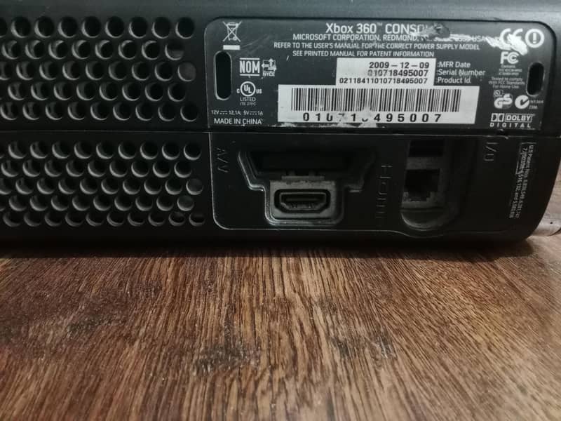 Xbox 360 with two wireless controller with Kinect sensor 16