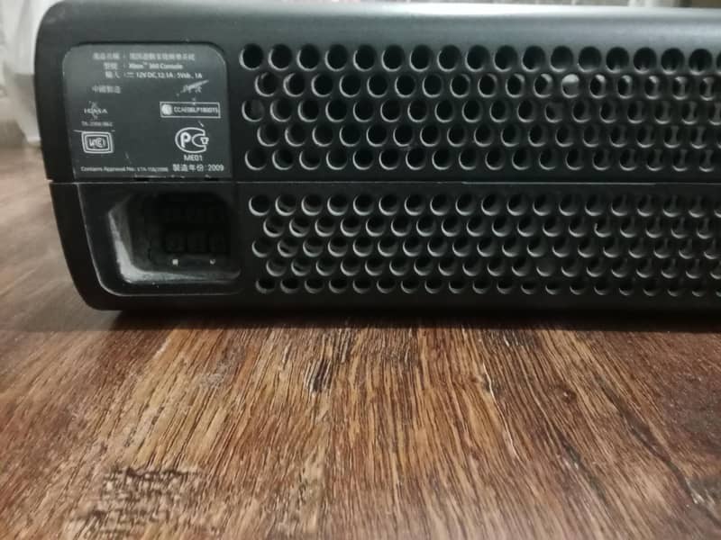 Xbox 360 with two wireless controller with Kinect sensor 17