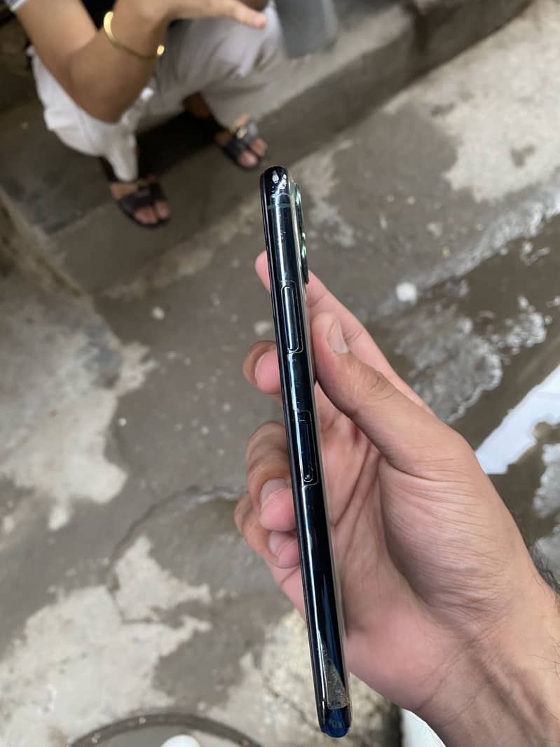 Apple iPhone 11 Pro Max 4