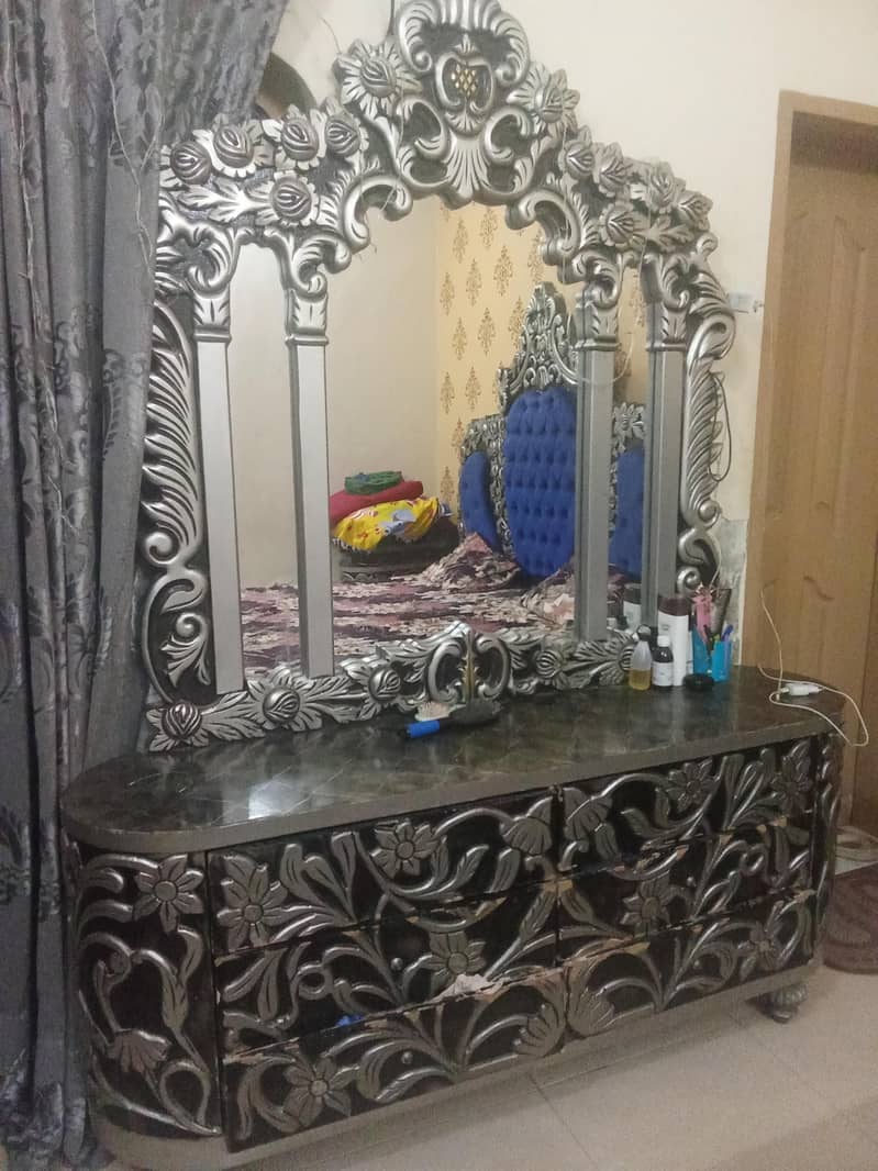 paint remove h bed dressing ND side table se aur chanl issu h 1