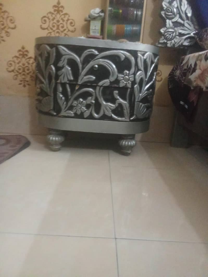 paint remove h bed dressing ND side table se aur chanl issu h 2