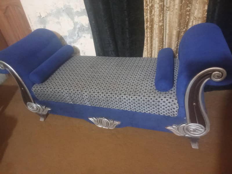 paint remove h bed dressing ND side table se aur chanl issu h 3