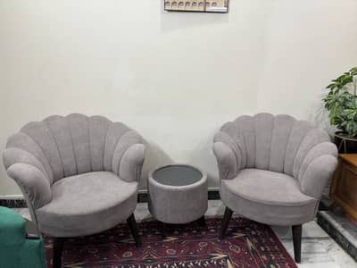 2 Stylish Chairs with Matching Table – 10/10 Condition