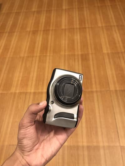 Fujifilm finepix F750 EXR camera for sale