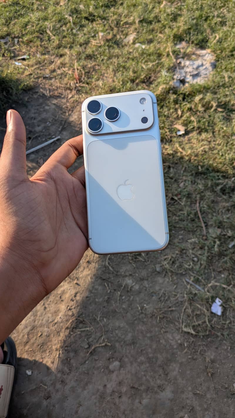 Apple iPhone 17 Pro Max 4