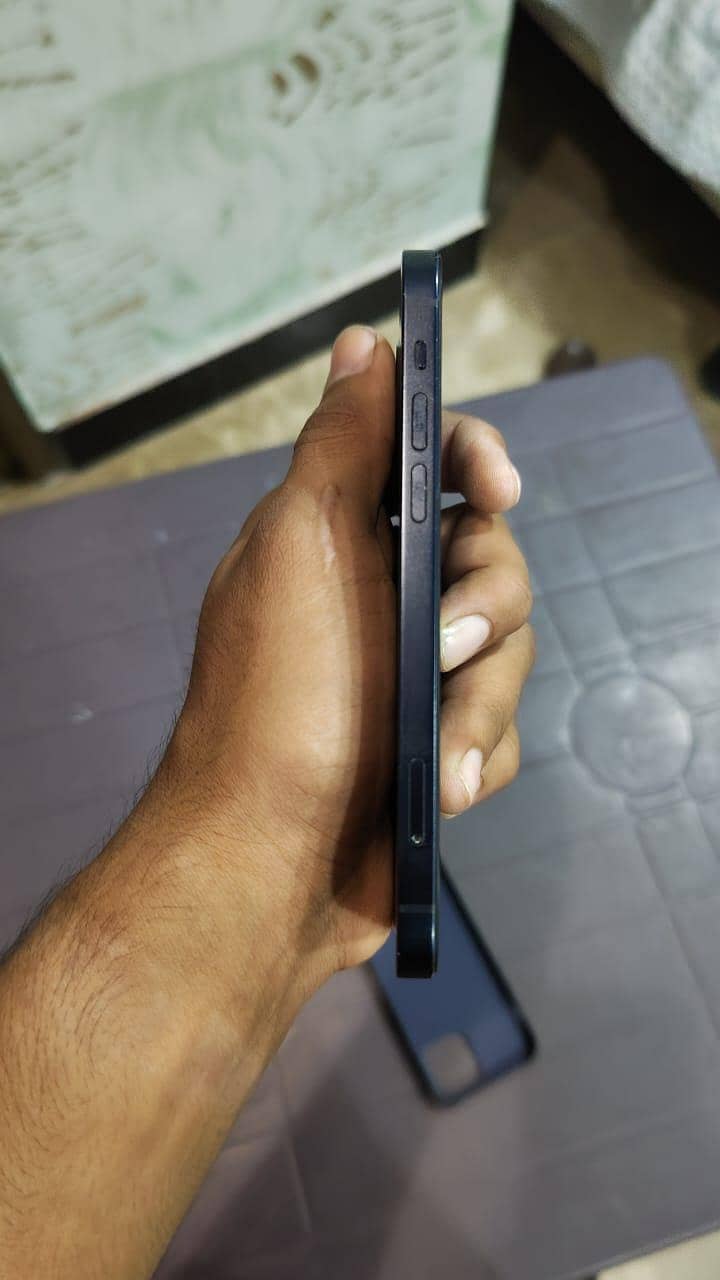 Apple iPhone 12 4