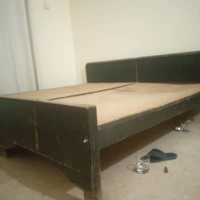 USED BED FOR SALE URGENTLY SELLING ONLY SERIOUSE BUYRER CONTACT ME