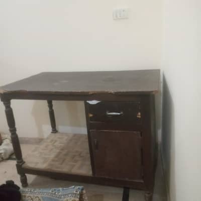 IRON TABLE FOR SALE URGENT SELLING ONLY SERIOUSE BUYER CONTACT ME