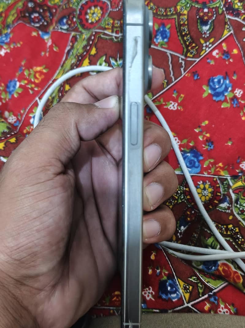 Apple iPhone 15 Pro Max 2