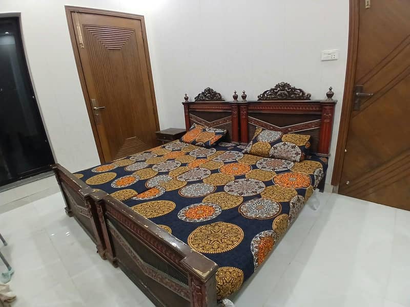 2 single beds with side table 0