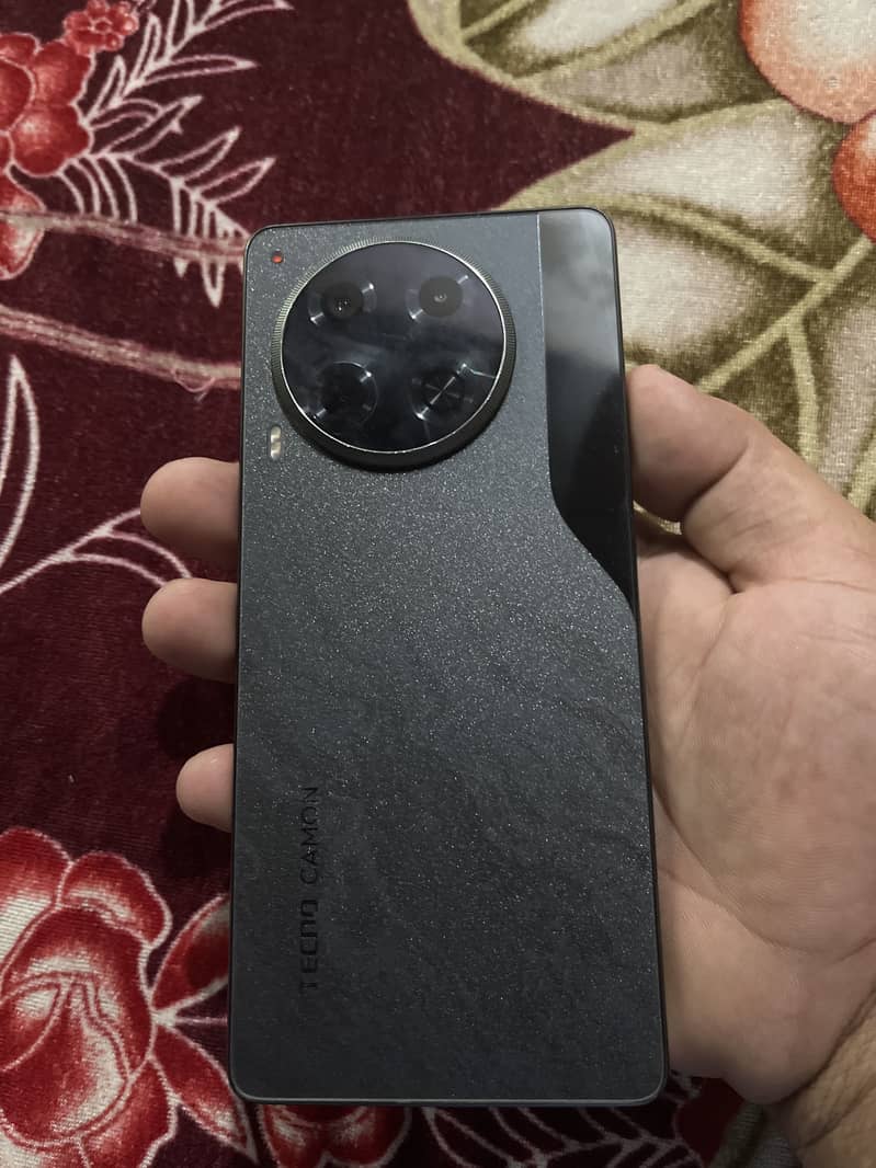 Tecno camon 30 0