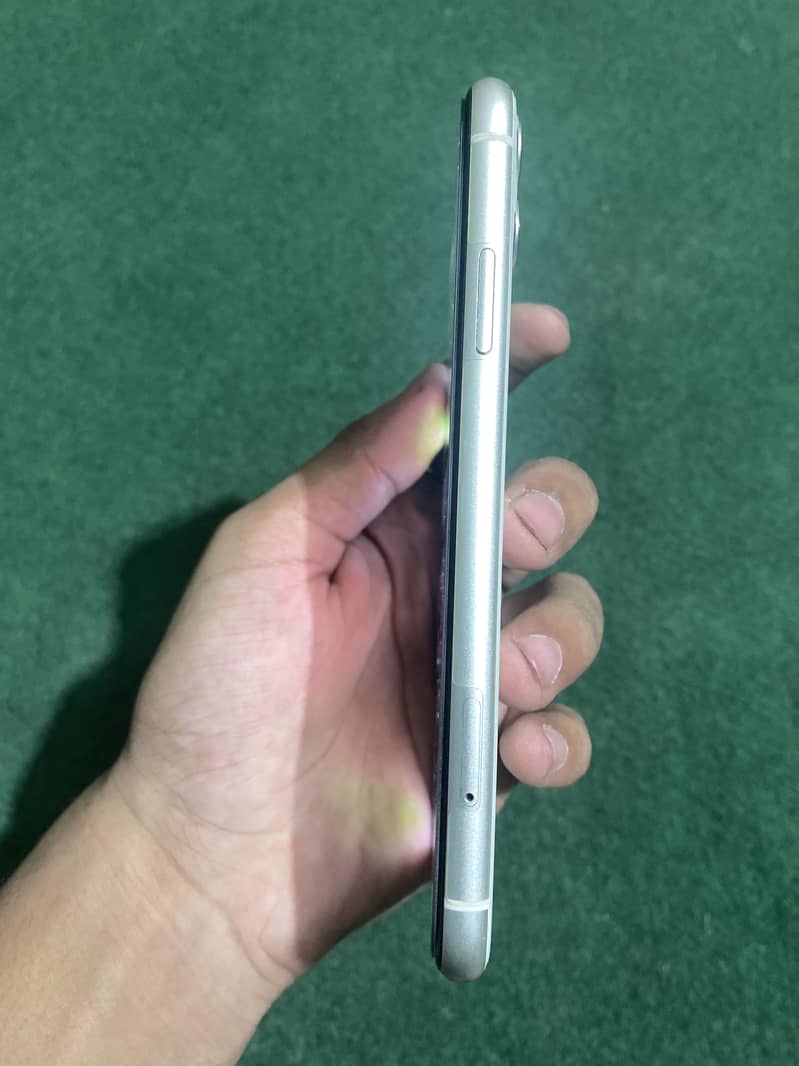 Apple iPhone 11 3