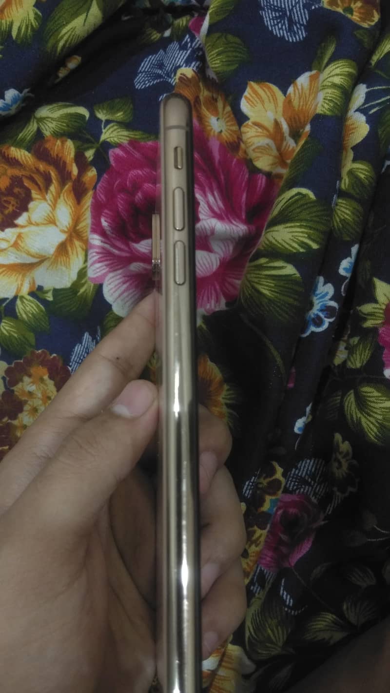 Apple iPhone XS Max 3