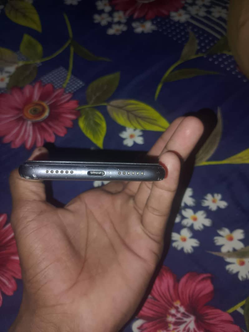 Apple iPhone 11 7