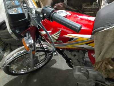 Honda 125 2025 Karachi number he sealed bike he 2 month use he