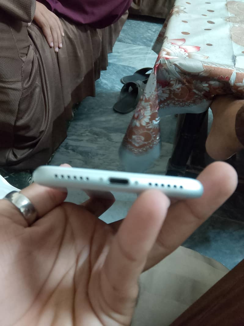 Apple iPhone 8 3