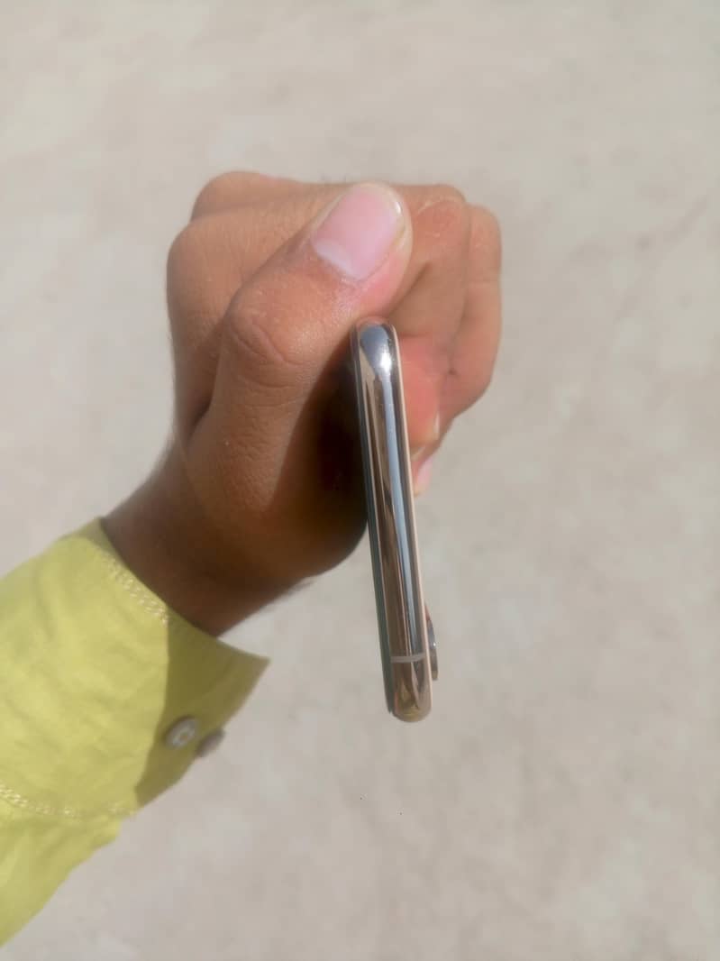 Apple iPhone XS 3