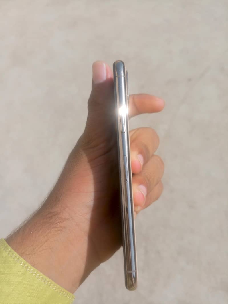 Apple iPhone XS 4