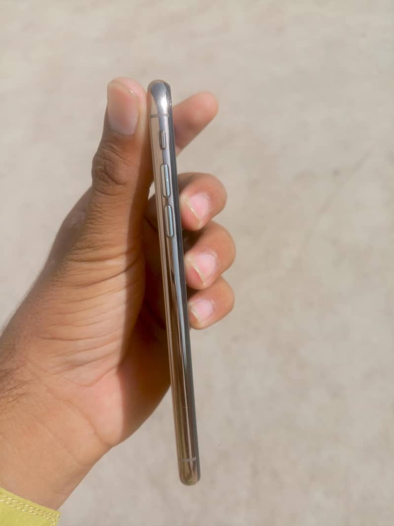 Apple iPhone XS 5