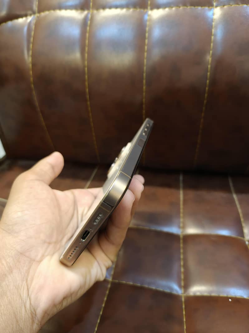 Apple iPhone 16 Pro Max 1