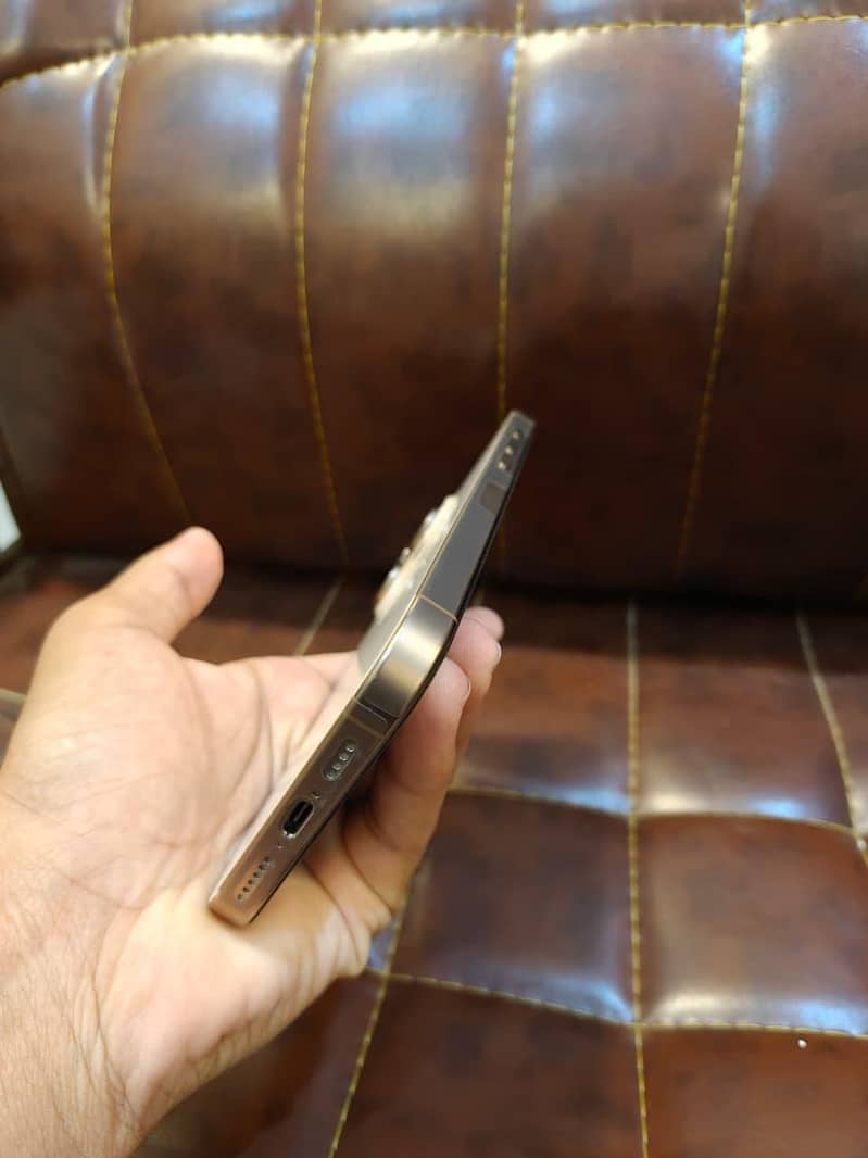 Apple iPhone 16 Pro Max 2