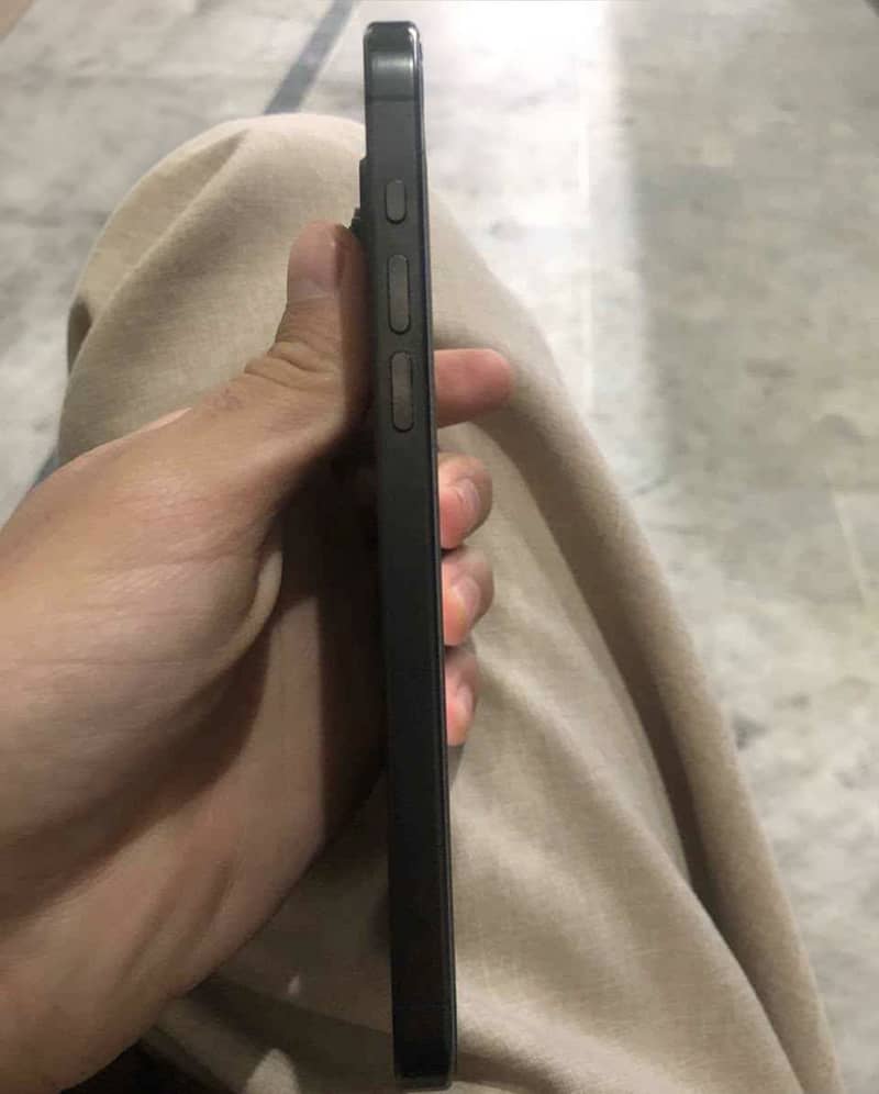 Apple iPhone 15 Pro Max 4