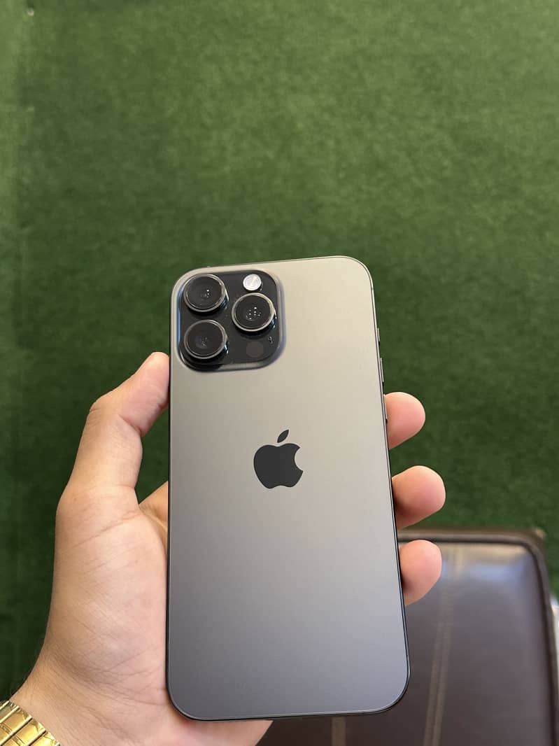 Apple iPhone 16 Pro Max 4
