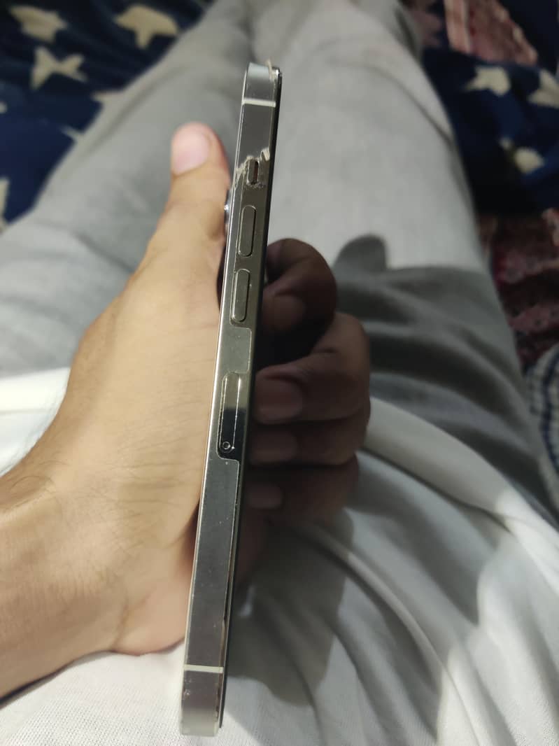 Apple iPhone 13 Pro sim glitch 2
