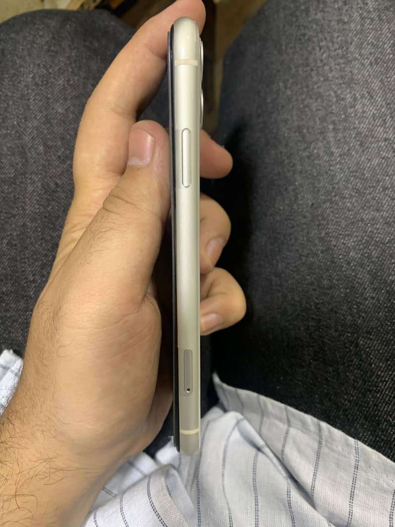 Apple iPhone 11 4