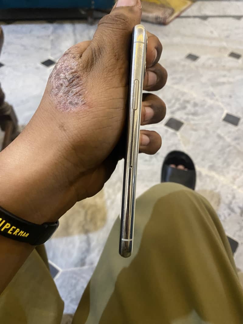 Apple iPhone 11 Pro 4